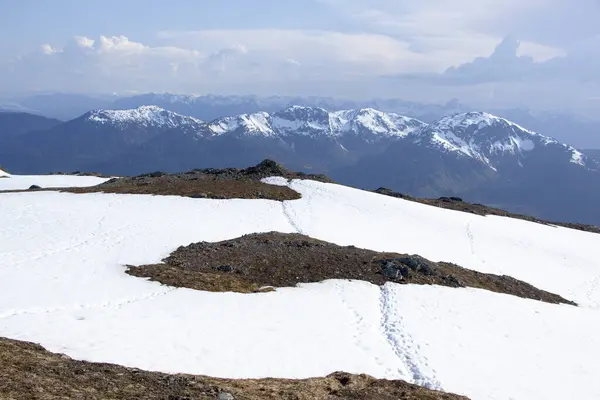 Het Voorjaar Uitzicht Een Landschap Met Een Smeltende Sneeuw Mount — Stockfoto