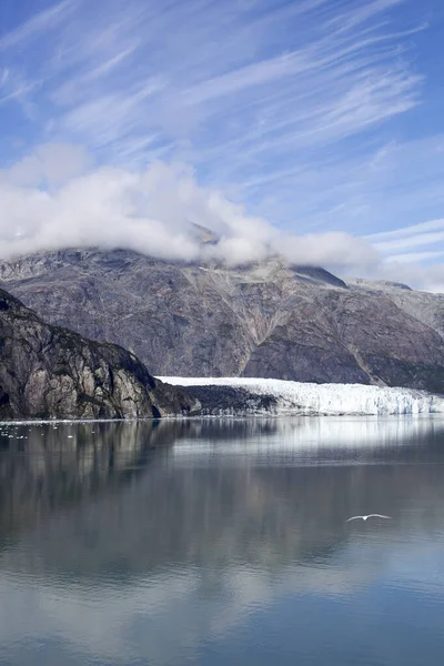 阿拉斯加 冰川湾国家公园的夏日景色 是冰川上的风景如画的天空 平静的水面上映衬着倒影 — 图库照片