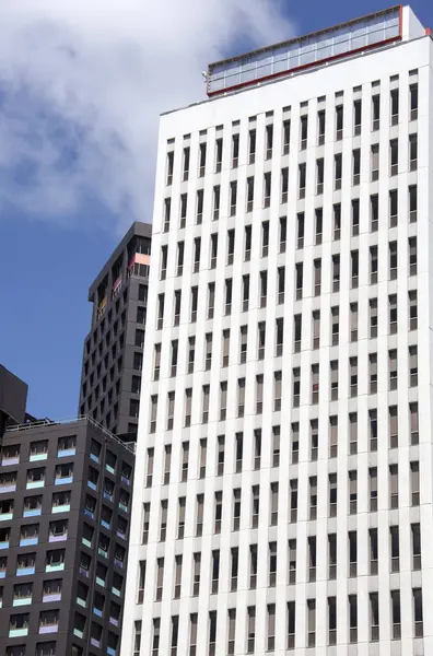 Absztrakt Kilátás Kontrasztos Fehér Modern Felhőkarcoló Szűk Ablakokkal Wellington Belvárosában — Stock Fotó