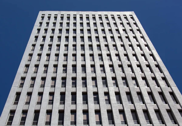 Elvont Kilátás Egy Magas Épület Keskeny Ablakokkal Wellington Belvárosában Zéland — Stock Fotó