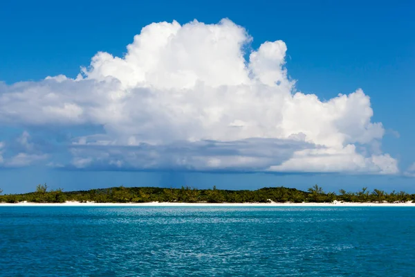 Vista Panoramica Una Grande Nuvola Che Pende Half Moon Cay — Foto Stock
