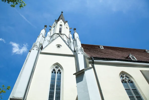 Der Hohe Weiße Kirchturm Der Katholischen Hauptkirche Der Historischen Stadt — Stockfoto