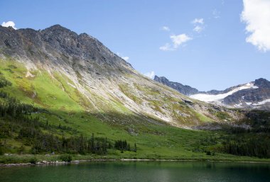 Yukarı Dewey Gölü ve Skagway kasabasının dışındaki dağların zıt manzarası (Alaska).