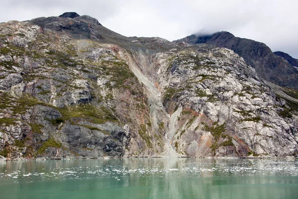 Malowniczy Widok Kolorowy Stromy Klif Parku Narodowym Glacier Bay Alaska — Zdjęcie stockowe