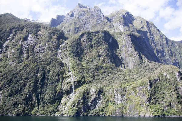 在Fiordland国家公园 新西兰 一座有火山口和小瀑布的山的景致 — 图库照片