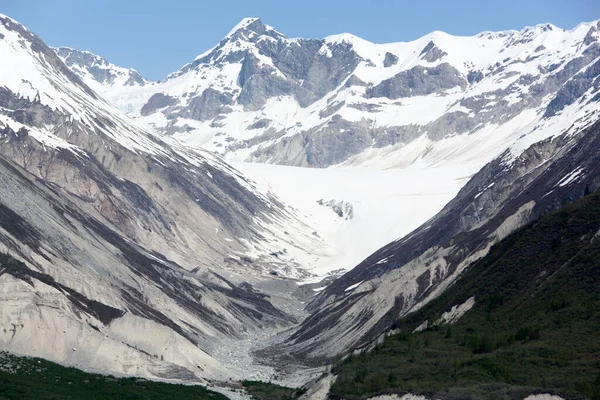 Tavaszi Kilátás Még Havas Völgyre Meredek Magas Hegyekre Glacier Bay — Stock Fotó