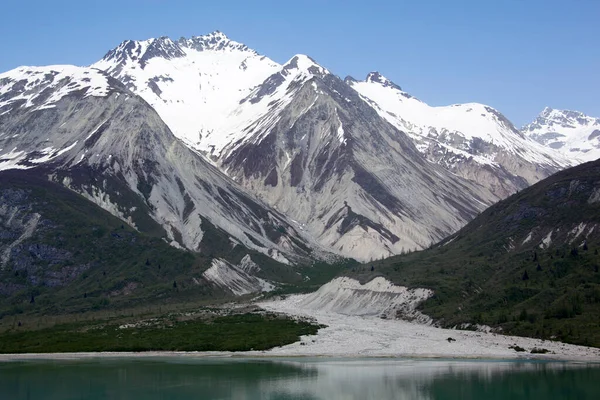 Jarní Pohled Plochý Břeh Vysoké Zasněžené Hory Národním Parku Glacier — Stock fotografie