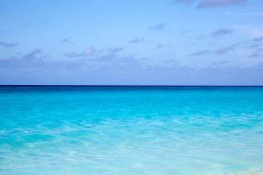 Half Moon Cay Adası plajından (Bahamalar) Karayip Denizi 'nin soyut görüntüsü).