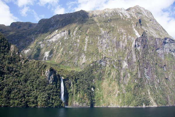 斐济国家公园陡峭的高山和巨大的瀑布景观 新西兰 — 图库照片