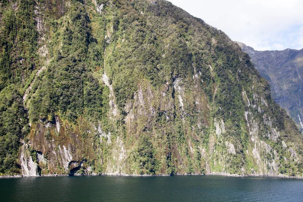 Vista Panorâmica Litoral Montanhoso Rochoso Íngreme Parque Nacional Fiordland Nova — Fotografia de Stock
