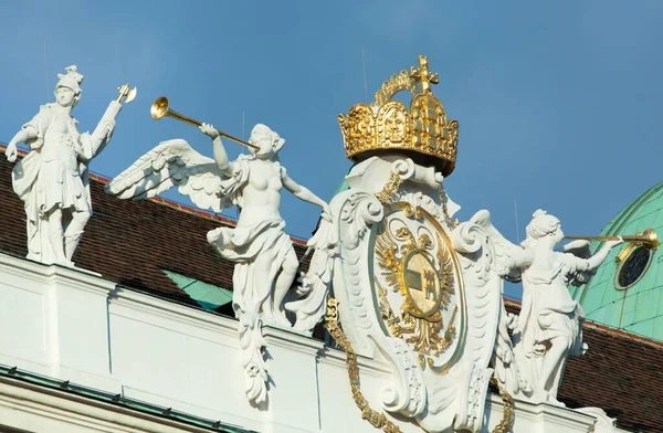 Die Nahaufnahme Des Wappens Mit Krone Und Engelskulpturen Als Außenansicht — Stockfoto