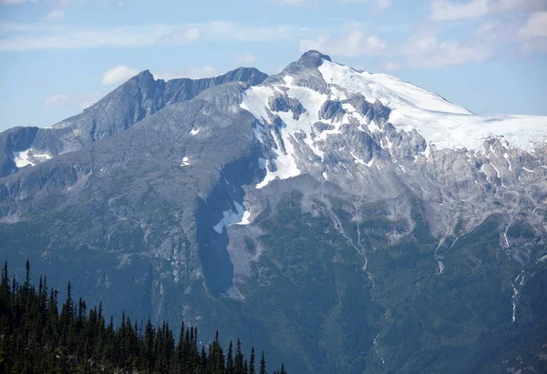 Άποψη Του Καλοκαιριού Από Ένα Ψηλό Χιονισμένο Βουνό Όπως Φαίνεται — Φωτογραφία Αρχείου