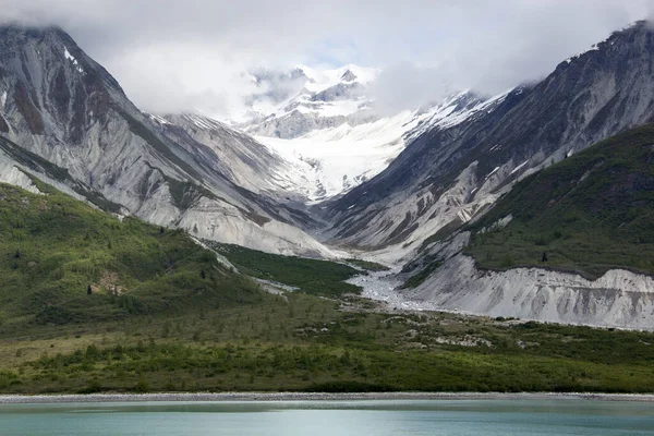 Festői Kilátás Zöld Völgy Egy Havas Hegy Elején Nyár Glacier — Stock Fotó