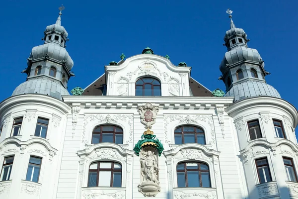 ウィーン旧市街 オーストリア に2つの塔を持つ19世紀の歴史的建造物の彫刻とファサード — ストック写真
