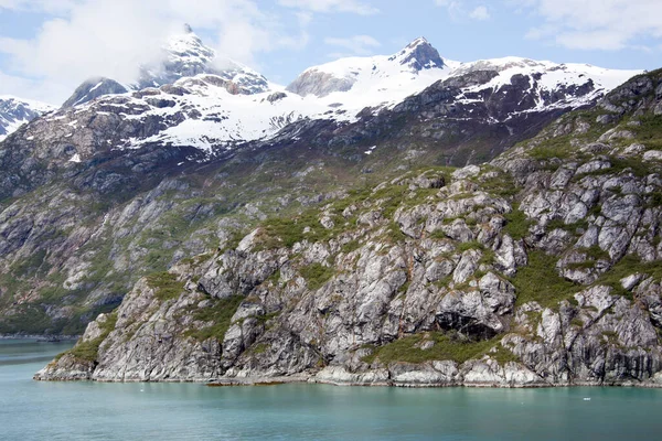 여름초에 알래스카 바위투성이 눈덮인 산들의 — 스톡 사진