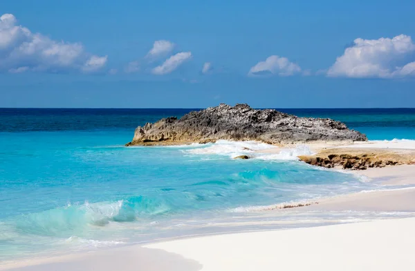 在半月形礁无人居住的岛屿 巴哈马 绿松石色的风景摇曳着沙质的海滩岩石 — 图库照片