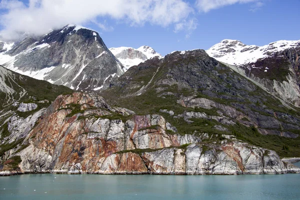 알래스카 자리잡은 바위투성이 눈덮인 산들의 — 스톡 사진