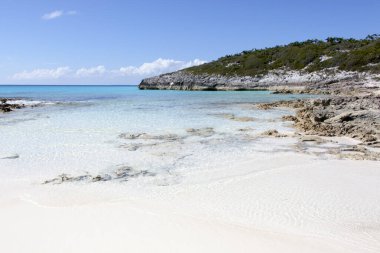Kristal berrak suların manzarası ve Yarım Ay Geçidi 'ndeki kayalık kıyı şeridi (Bahamalar)).