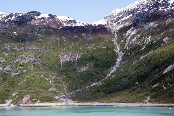 Wczesny Letni Widok Górskiego Brzegu Strumieniem Wody Śnieżnym Szczycie Parku — Zdjęcie stockowe