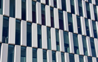 Wellington şehir merkezinde dar pencereli modern bir ofis binasının soyut görüntüsü (Yeni Zelanda).