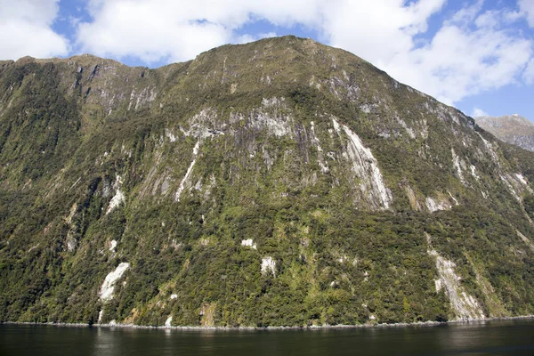 位于斐济国家公园的岩石陡峭的山景 绿树成荫 新西兰 — 图库照片