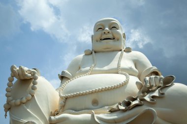 Mekong Delta Vinh Trang Tapınağındaki (Vietnam) Budai keşişinin büyük heykelinin manzarası).
