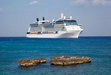 Büyük bir yolcu gemisinin Grand Cayman Adası (Cayman Adaları) yakınlarında sürüklenişi).