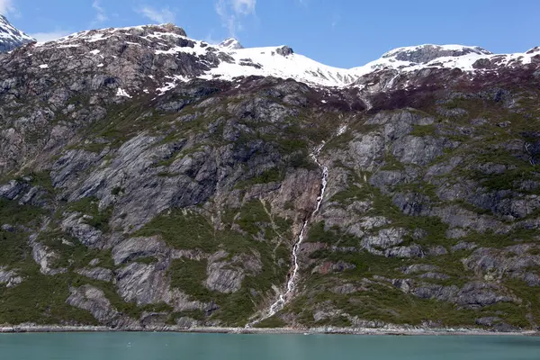 Het Voorjaar Uitzicht Besneeuwde Bergen Met Een Kleine Waterval Glacier — Stockfoto