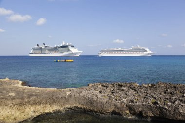 Büyük yolcu gemilerinin Grand Cayman adası yakınlarındaki kayalık kıyı manzarası (Cayman Adaları)).