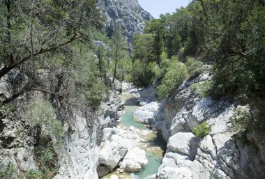 Antalya 'nın Kesme Bogazi Kanyon Parkı' ndaki (Türkiye) sığ bir su akıntısının manzarası).