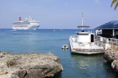 Büyük Cayman Adaları 'ndaki George Town' da kayan bir yolcu gemisi ve turist denizaltısı manzarası.).