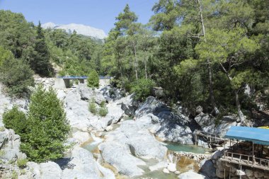 Antalya 'nın Kesme Bogazi Kanyon Parkı' nda (Türkiye) küçük şelaleleri olan sığ bir dere manzarası).