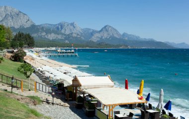 Kemer tatil köyünün arka planında yüksek dağların olduğu sabah manzarası (Türkiye).