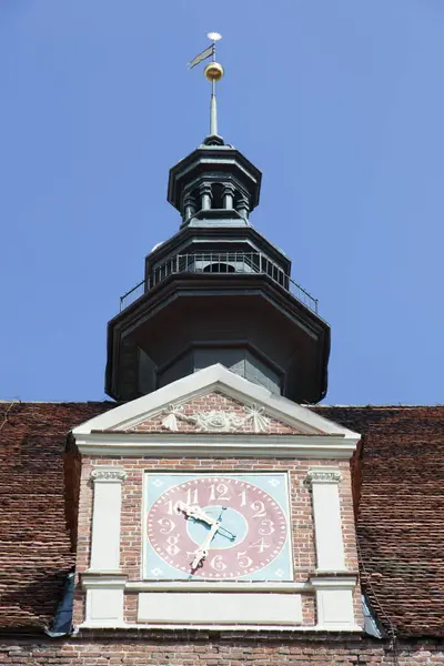 Frombork kasabasındaki tarihi Frombork Kalesi saatinin (Polonya).