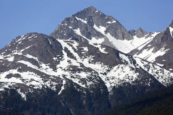 Vista Una Alta Montaña Cubierta Nieve Finales Primavera Vista Desde —  Fotos de Stock
