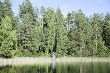Baltis Gölü kıyısındaki fütürist görünümlü çadır (Litvanya).