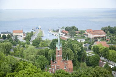 Frombork kasabasının tarihi kilisesi ve Vistula Gölü 'nün (Polonya).
