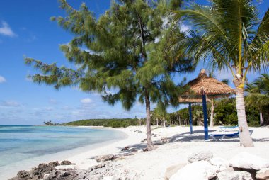 Little Stirrup Cay turizm adasındaki (Bahamalar) hala boş kumsal manzarası).