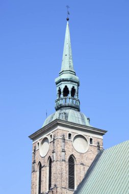 Gdansk eski kasabasındaki ortaçağ tarihi kulesinin (Polonya).