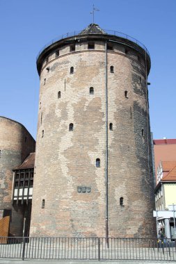 14. yüzyıl Süt Kutusu Kapısı Kulesi 'nin Gdansk eski kentinin (Polonya) girişlerinden birinde sabah görüntüsü).
