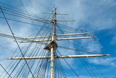 Gdynia şehir limanındaki (Polonya) yelkenli gemi direğinin soyut görüntüsü).