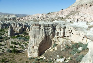 Kapadokya bölgesindeki ünlü Kızıl Vadi manzarası kayaları aşındırdı (Türkiye).