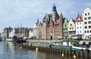 Motlawa Nehri seti ve Gdansk eski şehir silueti manzarası (Polonya).