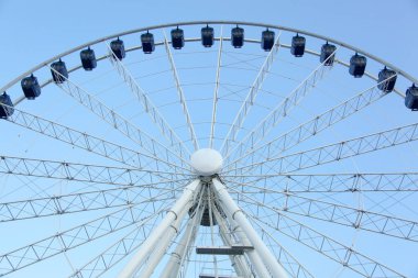 Gdynia kasabasındaki (Polonya) uzun ve durgun dönme dolabın soyut görüntüsü).