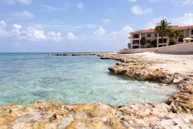 Cayman Adaları 'ndaki Büyük Cayman Adası' ndaki George Town 'da kayalık bir Yedi Mil Sahili manzarası).