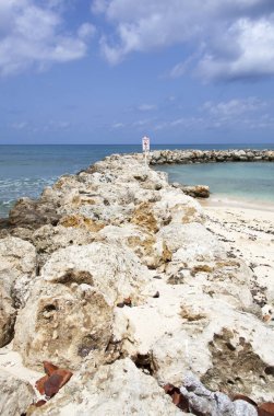 Büyük Cayman Adası Yedi Mil Sahili 'nde (Cayman Adaları) bir dalgakıran manzarası.).