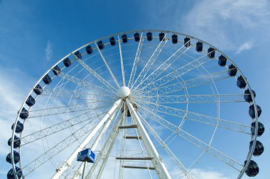Gdynia şehir eğlence parkındaki (Polonya) durgun dönme dolabın manzarası).