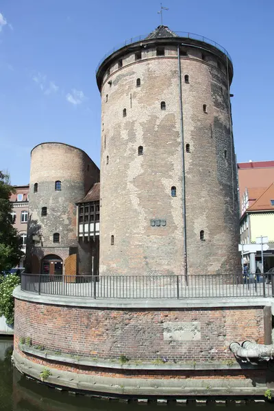 Gdansk eski kasabasındaki (Polonya) Ortaçağ Süt Kutusu Kapı Kulesi 'nin sabah manzarası).