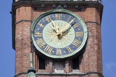 Gdansk eski kasabasındaki (Polonya) ortaçağ kulesinin tepesindeki dev saatin yakın görüntüsü).