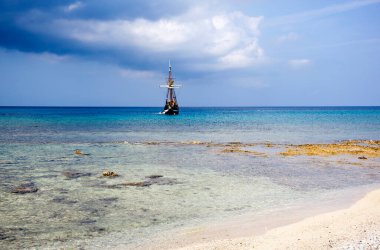 Grand Cayman adasının manzarası Seven Mile Beach ve arka planda bir korsan gemisi kopyası (Cayman Adaları)).